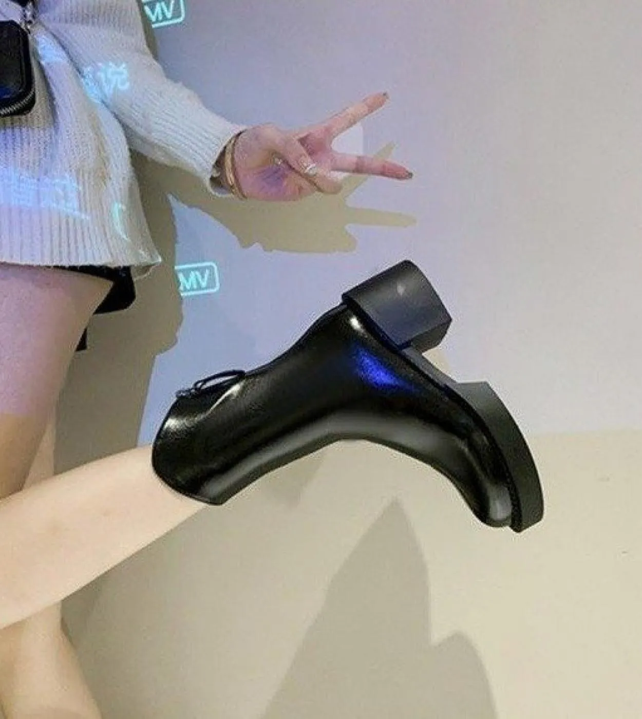 2022 Stivali corti in pelle verniciata con tacco spesso autunno e inverno Stivali da donna alla moda Punta tonda Tacco super alt