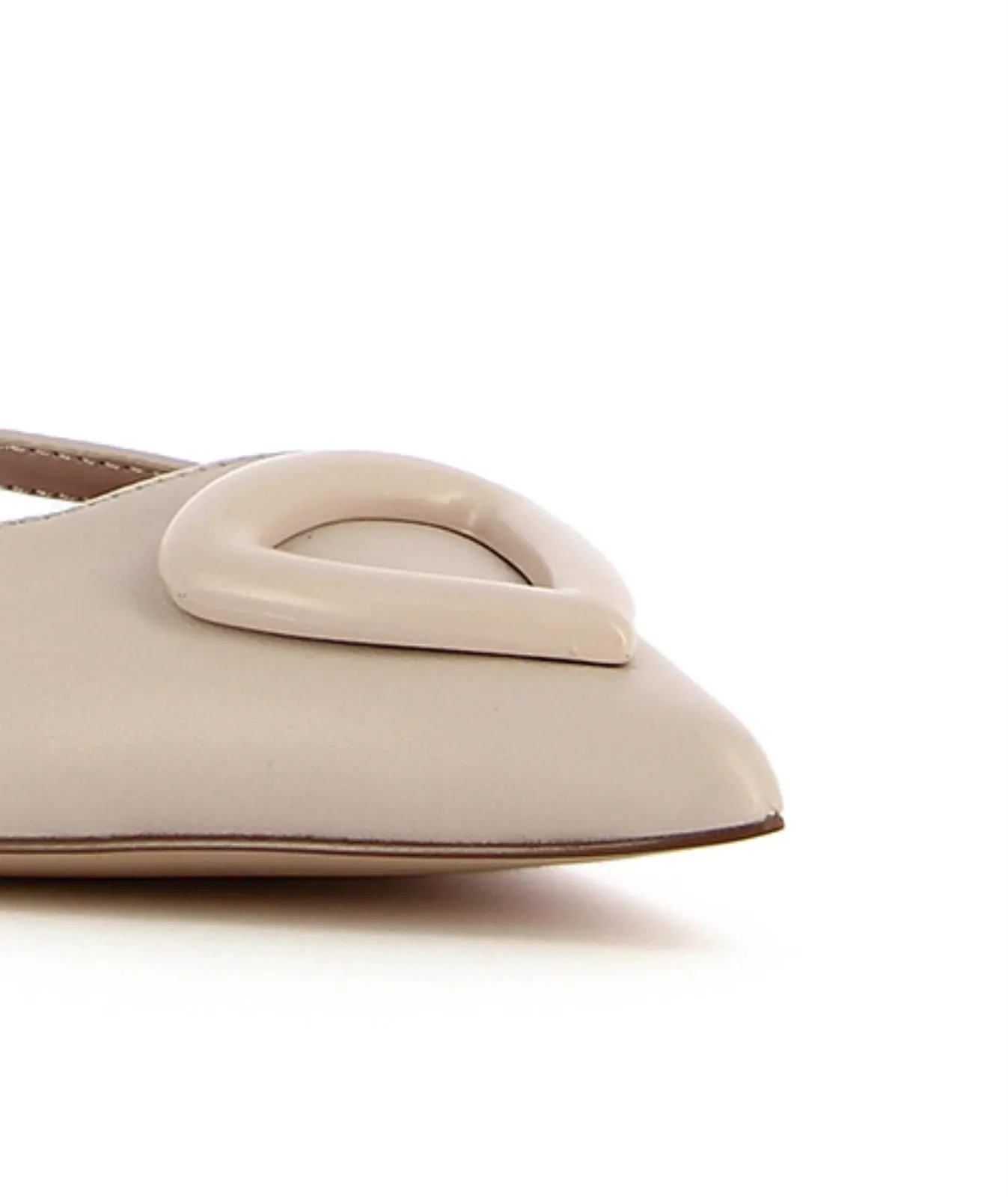 Ballerine beige in pelle a punta con applicazione e tacco basso