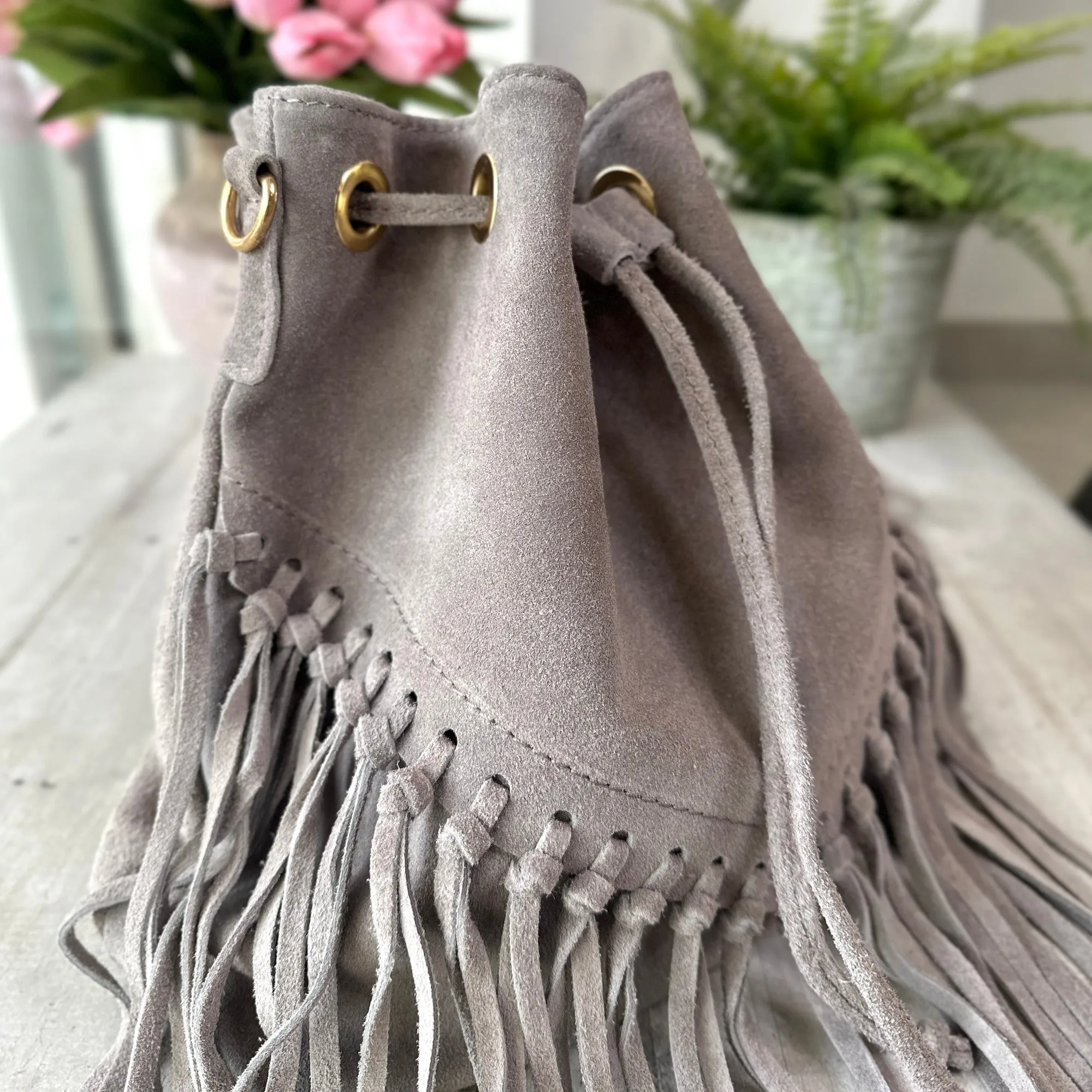Borsa a Secchiello con Frange Grigio Perla in Pelle Scamosciata KIKKIBAGS EVA