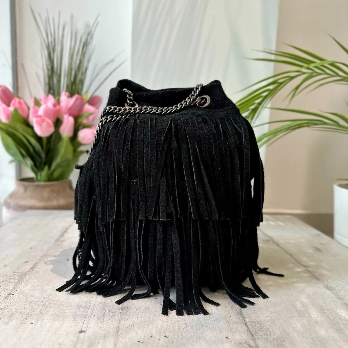Borsa a Secchiello con Frange Nera in Pelle Scamosciata