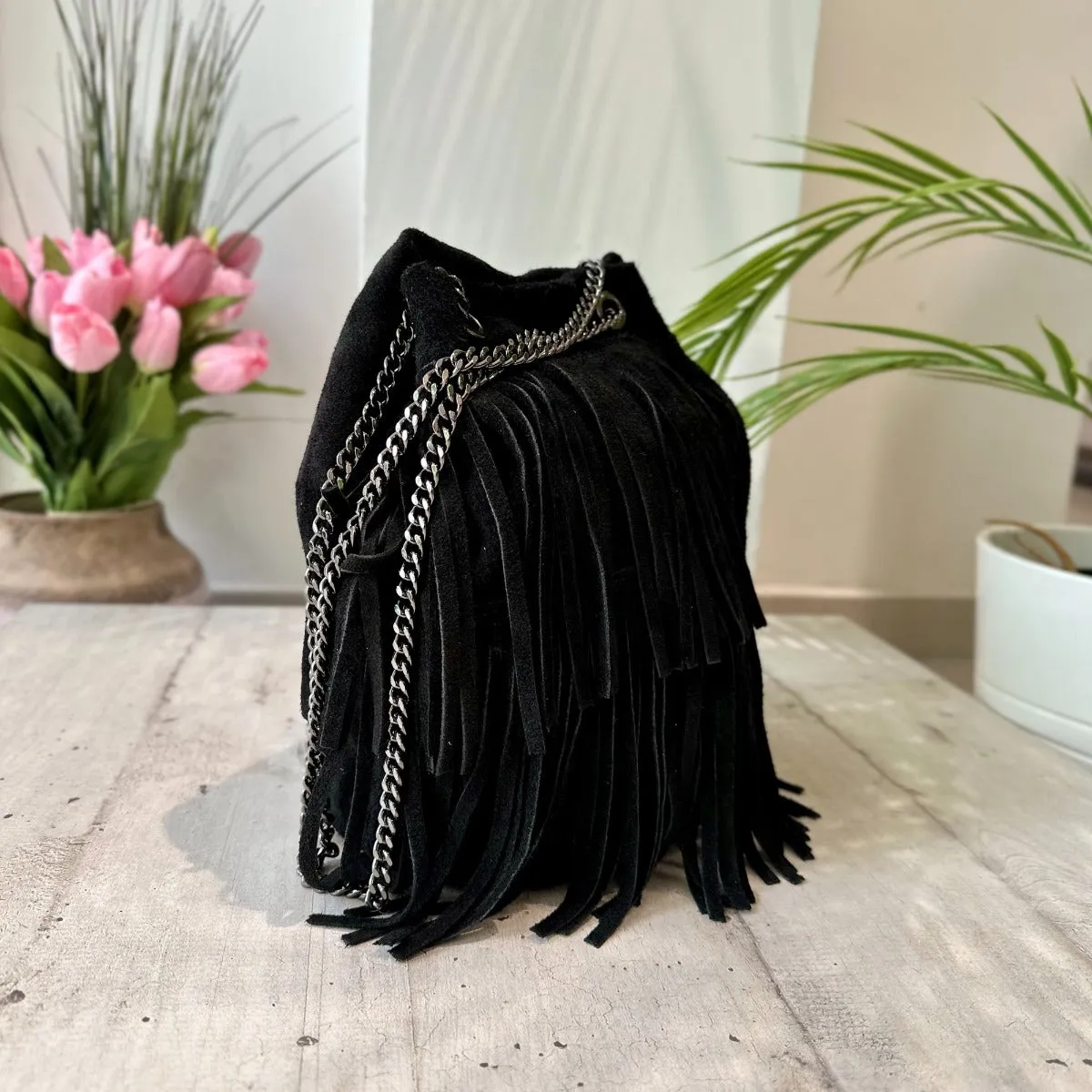 Borsa a Secchiello con Frange Nera in Pelle Scamosciata
