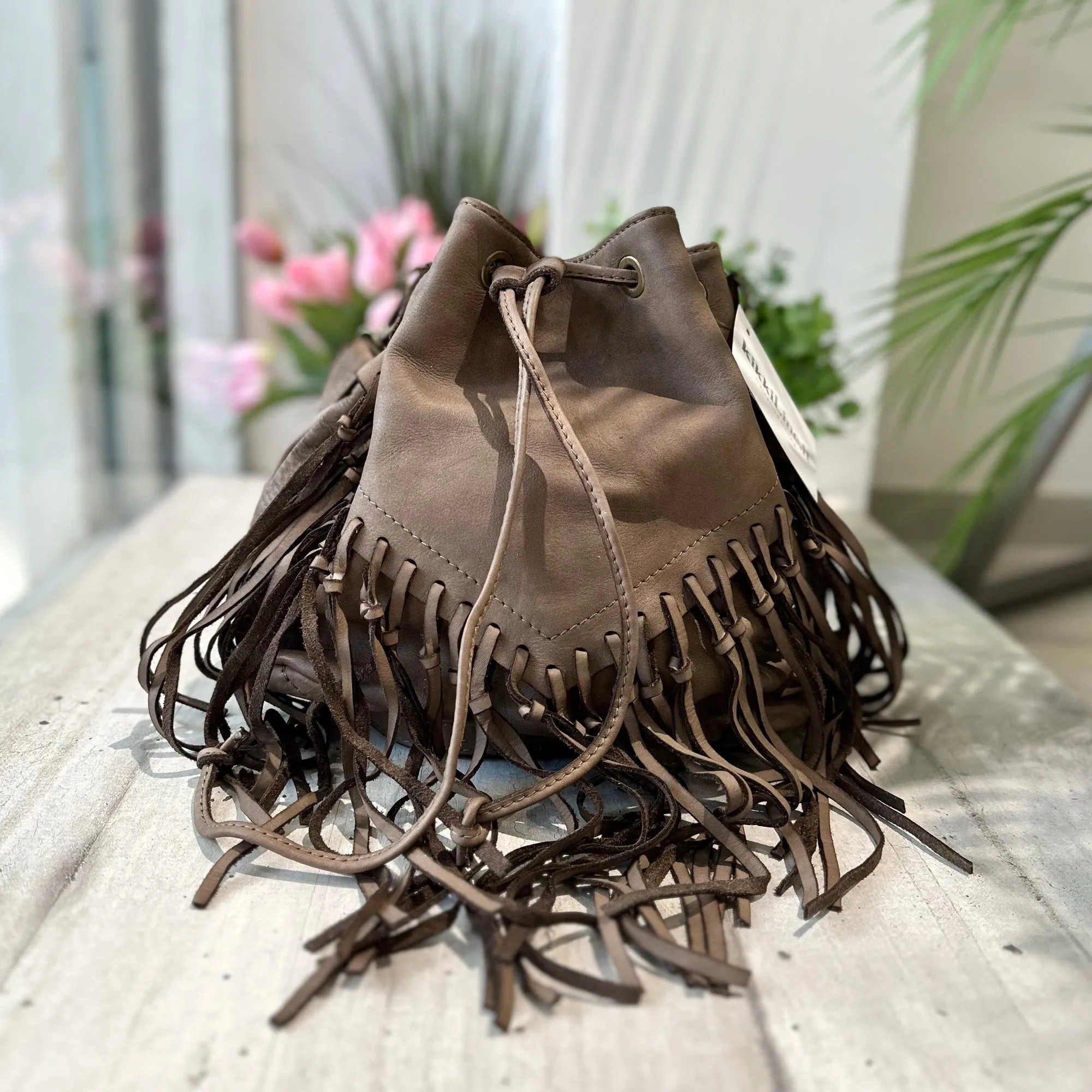 Borsa a Secchiello con Frange Taupe in Pelle Nabuk Vintage
