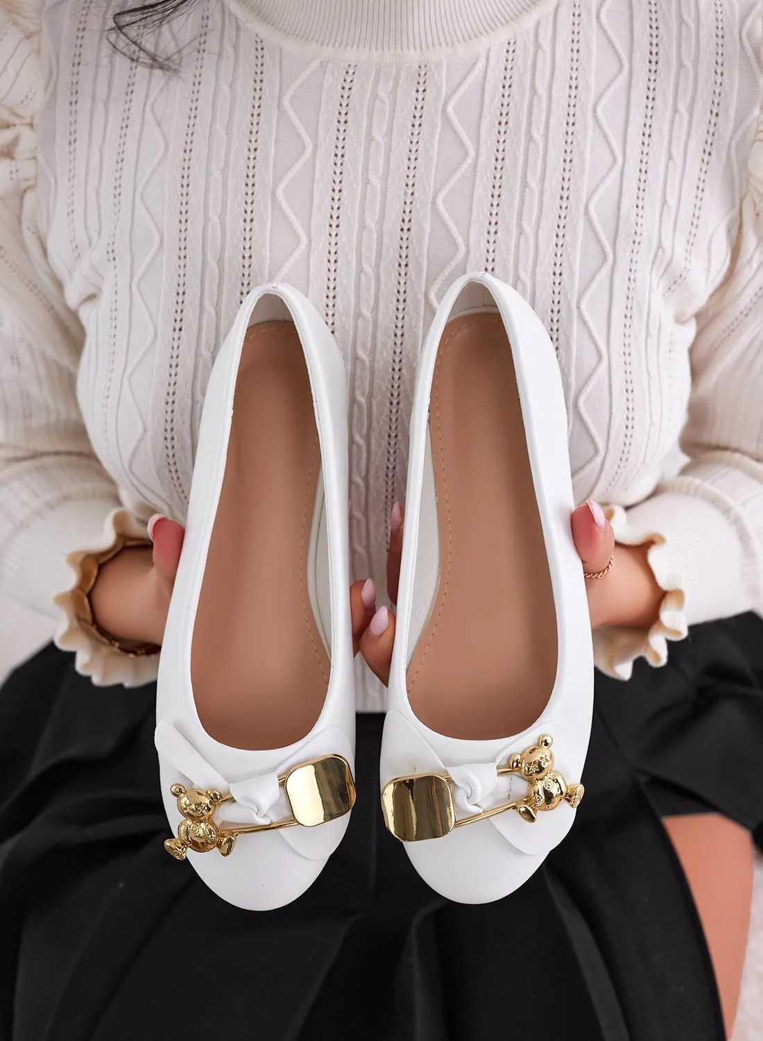 MIRIAM - Ballerine bianche con spilla teddy oro
