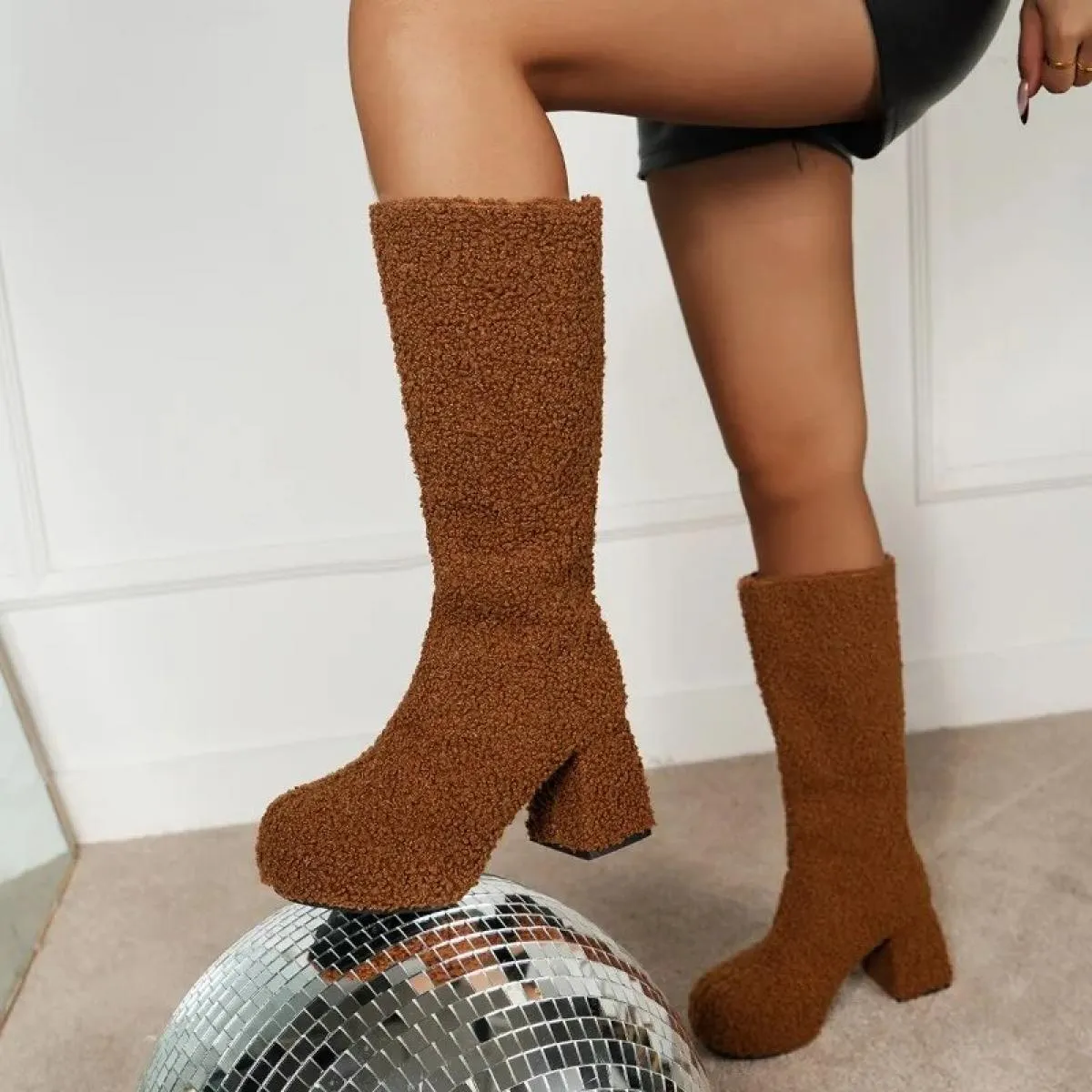 Stivali alti al ginocchio in velluto a coste 2024 scarpe da donna di marca tacco quadrato inverno punta tonda corta cerniera in