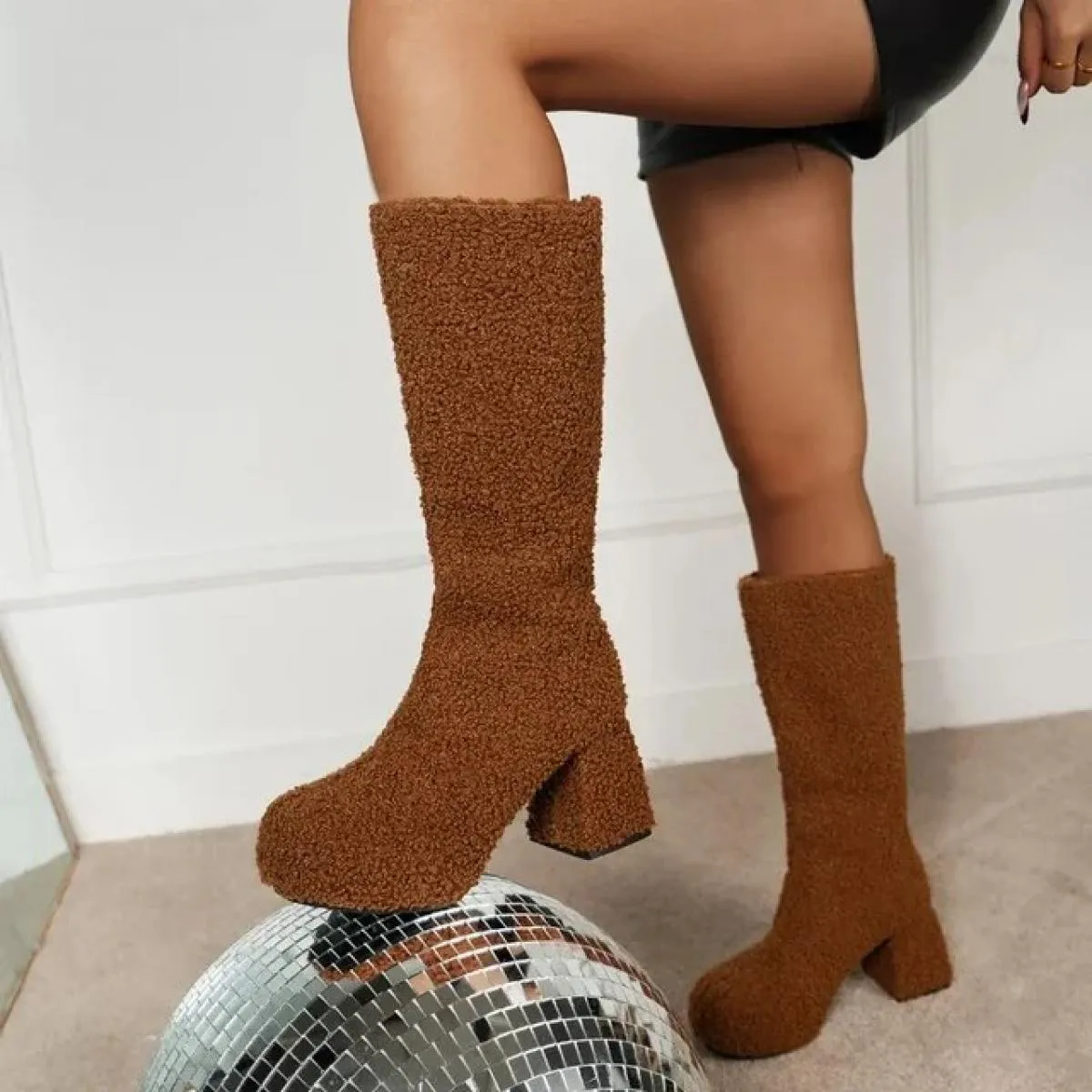 Stivali alti al ginocchio in velluto a coste 2024 scarpe da donna di marca tacco quadrato inverno punta tonda corta cerniera in