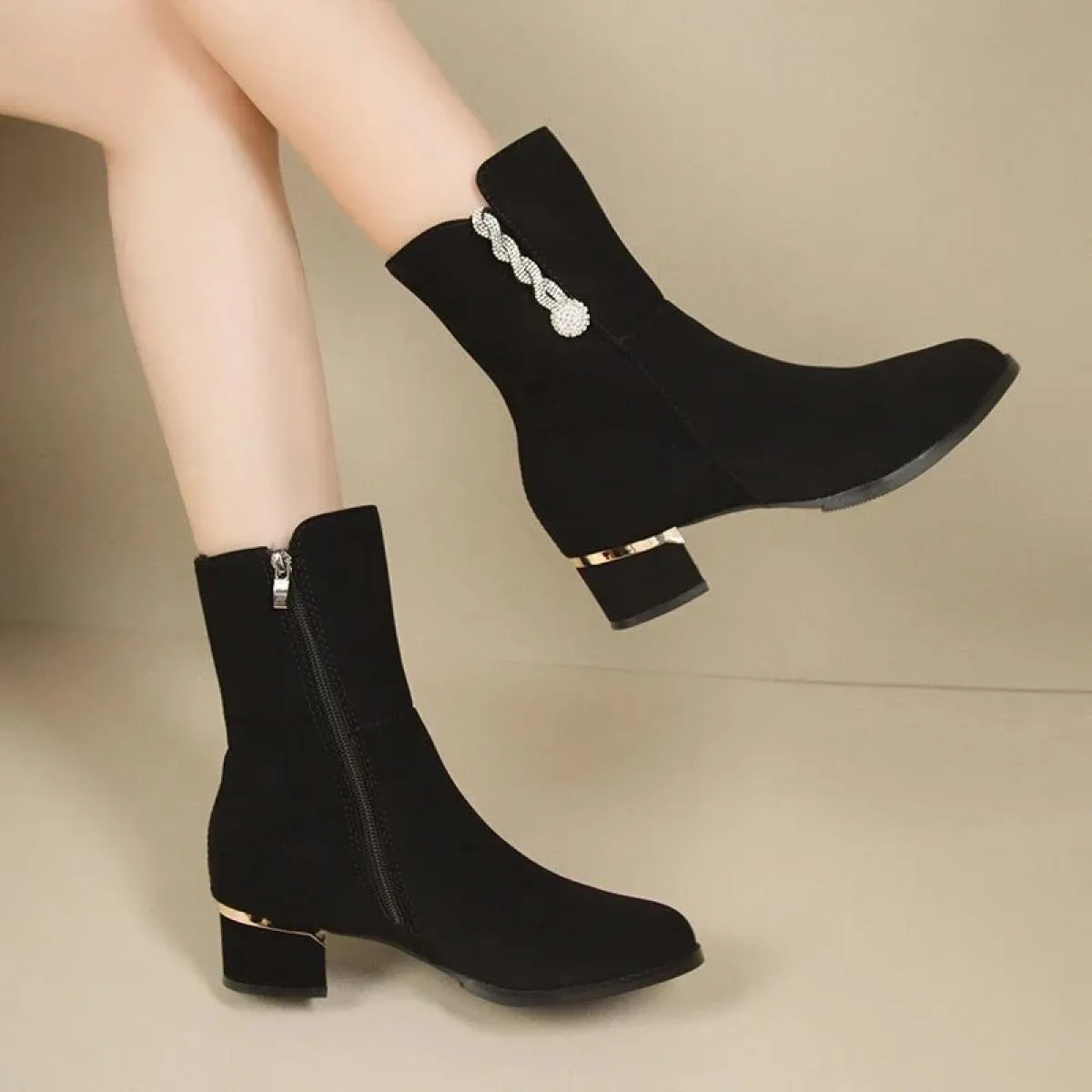 Stivali da donna di moda 2024 Stivali con cerniera invernale in pelle scamosciata Tacchi alti da donna Punta tonda Tacchi quadra