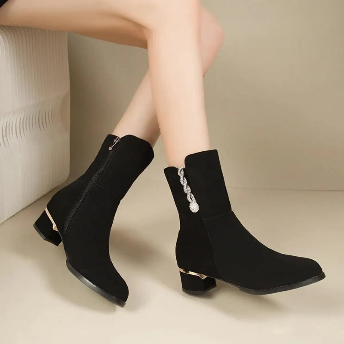 Stivali da donna di moda 2024 Stivali con cerniera invernale in pelle scamosciata Tacchi alti da donna Punta tonda Tacchi quadra