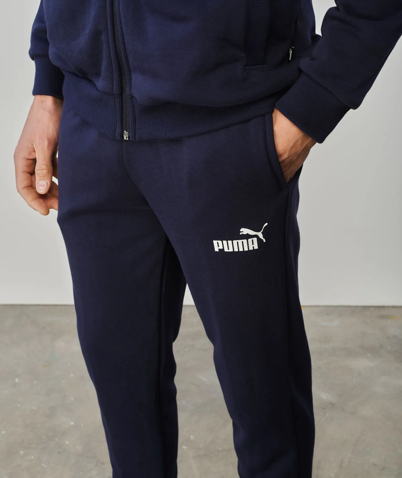 Tuta sportiva blu con logo